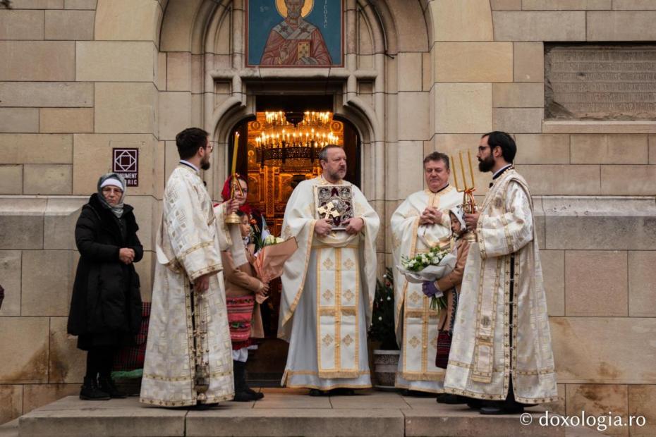 Întâmpinarea ierarhului la slujba de hram la biserica „Sfântul Nicolae Domnesc”  / Foto: Mihail Vrăjitoru