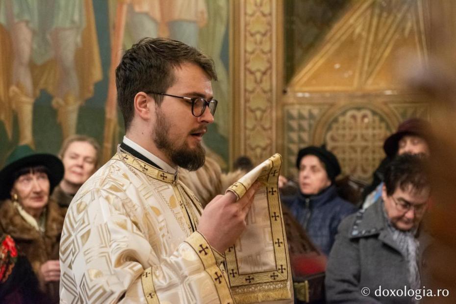 Diacon, rostind ectenii / Foto: Mihail Vrăjitoru