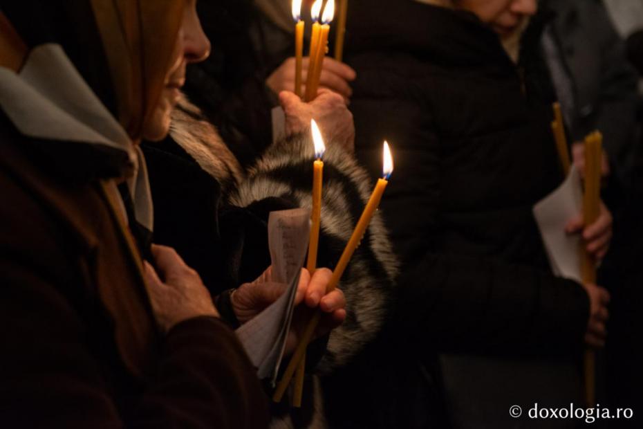Credincioși care aduc pomelnicul la altar / Foto: Mihail Vrăjitoru