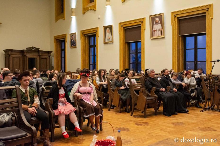 Studenții Facultății de Teologie Ortodoxă din Iași au organizat un eveniment dedicat Zilei Internaționale a Persoanei cu Dizabilități / Foto: Mihail Vrăjitoru