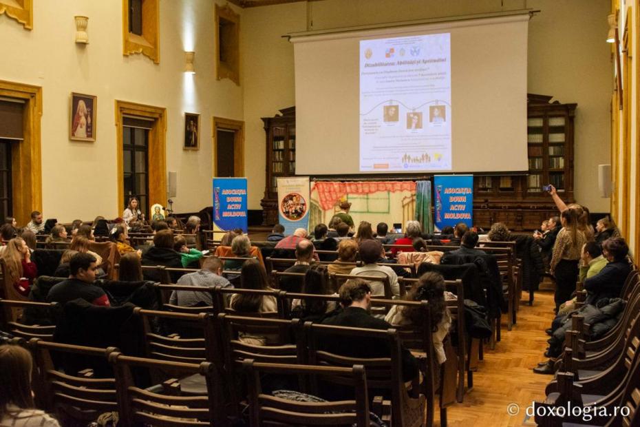 Studenții Facultății de Teologie Ortodoxă din Iași au organizat un eveniment dedicat Zilei Internaționale a Persoanei cu Dizabilități / Foto: Mihail Vrăjitoru